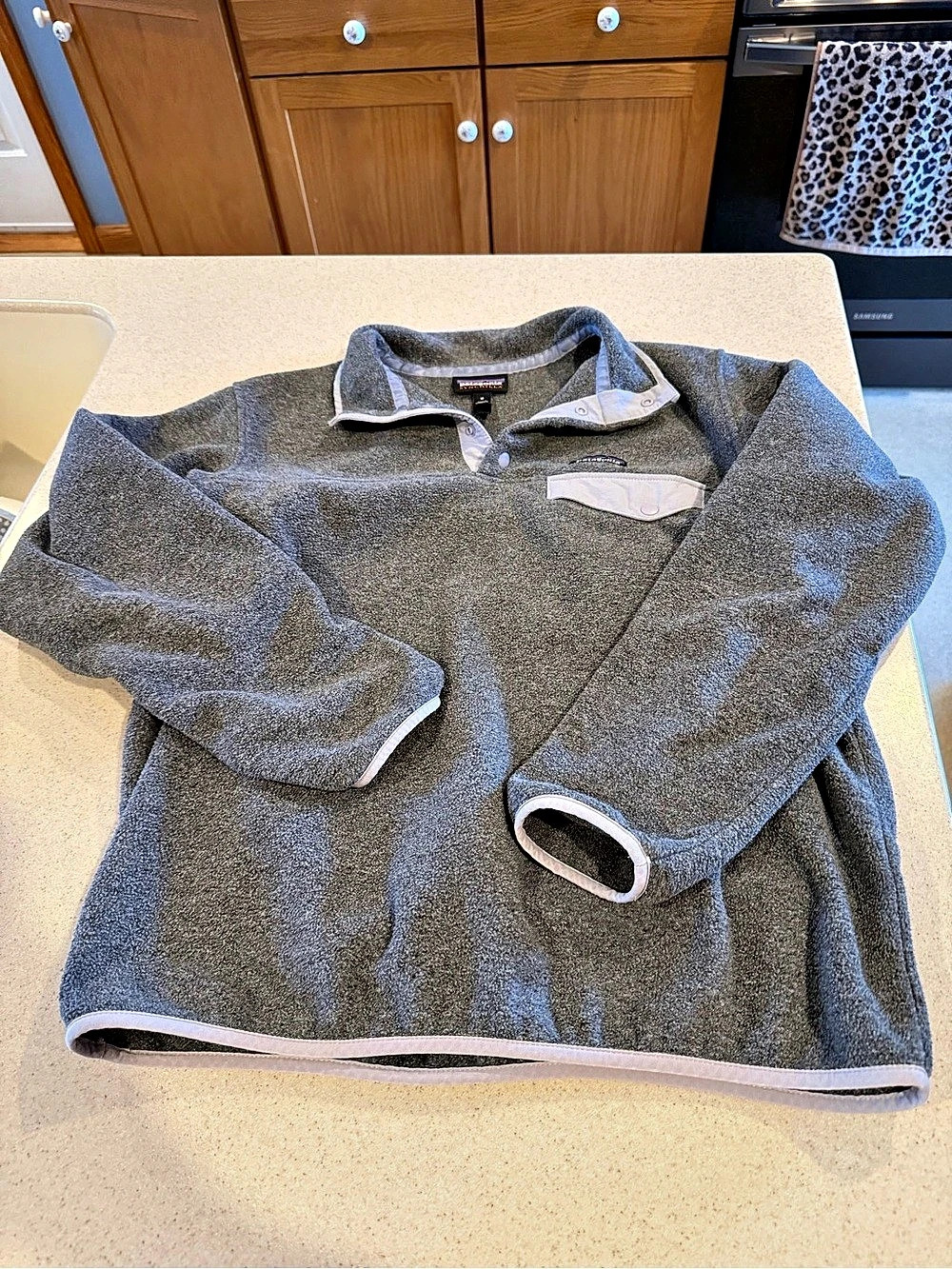 Patagonia women’s Lightweight Synchilla Snap-T Fleece Pullover Gray Medium